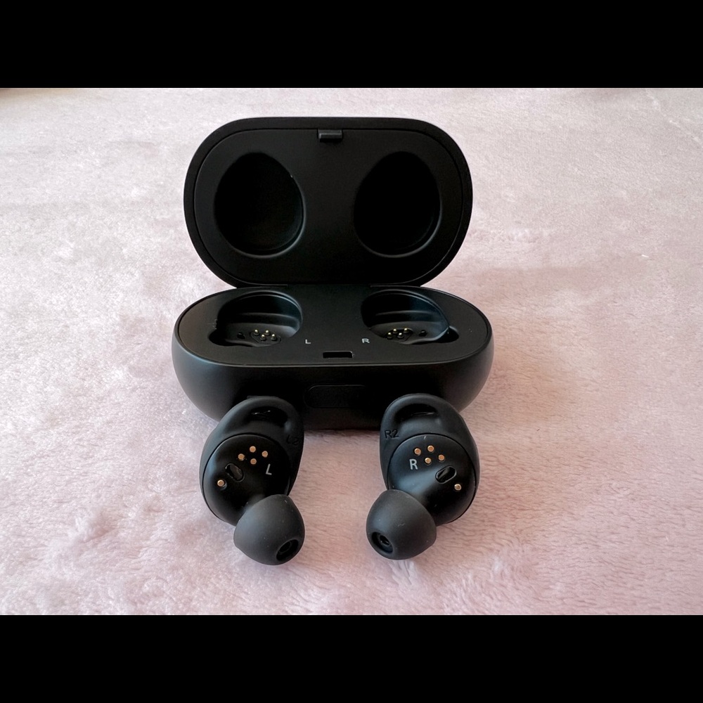 Samsung Gear IconX Wireless Earbuds (SM-R140) and Cradle Case